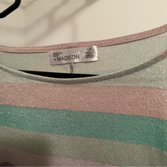 89th + Madison. Size Large Blouse. - Picture 4 of 5